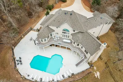 Image de Lake Lanier Luxury Estate w Pool