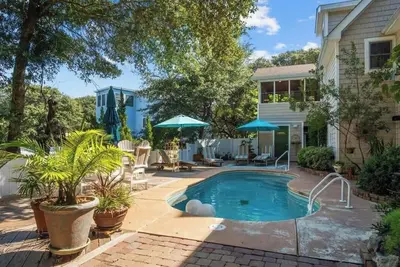 Image de 5Min Walk to Beach & Saltwater Pool!
