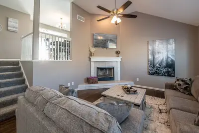 Image de Luxury Meets Convenience *** Four Beds, Three Full Baths***