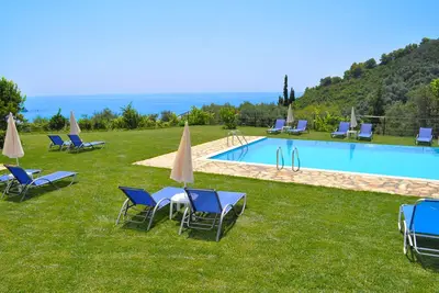 Studio Apartments, piscine pour adultes et enfants, vue sur la mer - Plage de Pelekas, Corfou