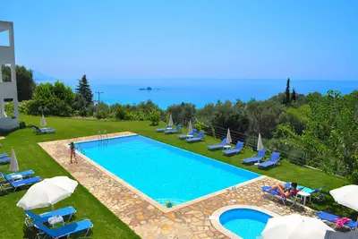 Image de Appartements avec piscine et vue panoramique sur la plage de Pelekas