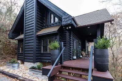 Image de Boho Blacksmith - Chic cabin close to it all!