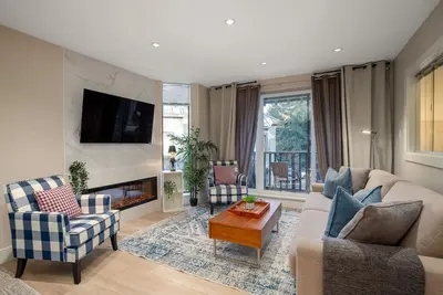 Image de 2br + Den | Gables | King Bed | Prime Location | Near Both Mountains | Fireplace | Parking
