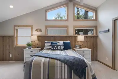 Image de Gorgeous Torch Lake Cabin | Summer Awaits