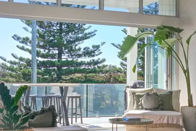 Image de Coastal luxury, walk to beach!