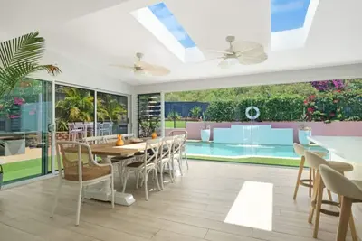 Image de Luxury coastal house, pool, walk to shop & beach