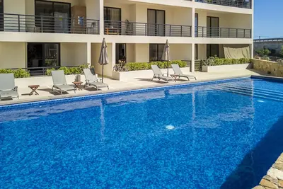 Image de New 2 Br Condo - Pool - King Bed - Bbq Area