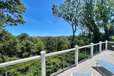Image de Private and pet friendly with expansive back deck