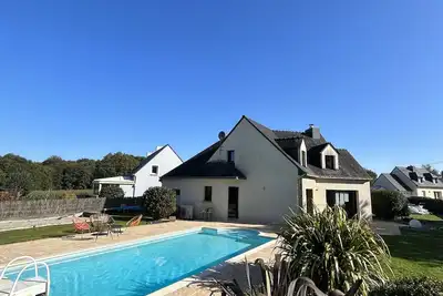 Image de maison spacieuse avec piscine chauffée, 4 chambres sur beau jardin paysagé