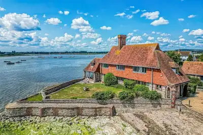 Image de Pass the Keys | Historic Waterfront Home in Bosham