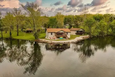 Image de Private Hot Tub, Kayaks, Lakeside Firepit, & Pool!