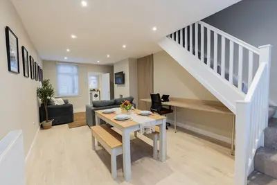 Image de Cosy House in Runcorn: Perfect for Families & Business Travelers! Free Parking