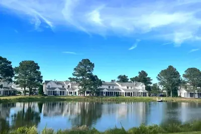 Image de New Listing 2024! Amenities galore minutes to beach waterfront townhome