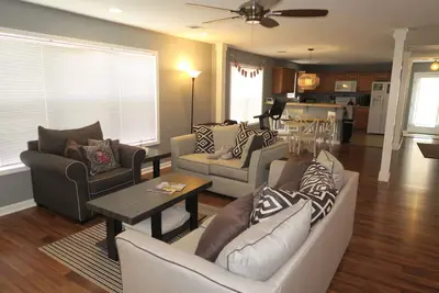 Image de Spacious Home near Bryant Denny Stadium - Perfect for Game Days & Families!