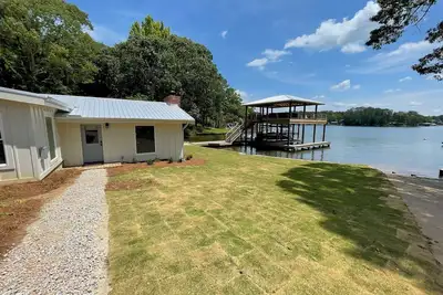 Image de Newly renovated lakefront cabin at Lake Martin! Dock and boat ramp onsite! !