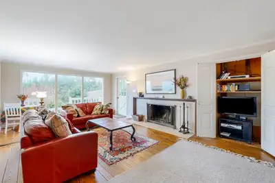 Image de Oceanfront charmer with wood fireplace, games, & scenic deck - dog-friendly