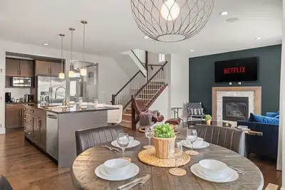 Image de Luxury 2 Car Garage Home » Ac » King Bed » Netflix