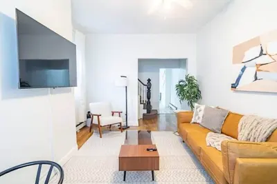 Image de Charming 3-bedroom, 1. 5-bath house with king bed. Easy access to Nyc\n