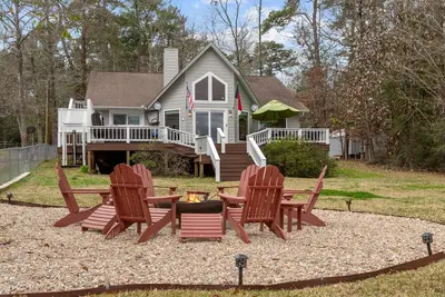 Image de Lakefront, Hot Tub, and Fire Pit on Lake Charmaine