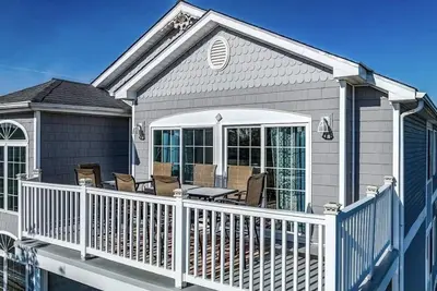 Image de Beautiful 2nd flr 3 blocks from boardwalk & beach\nLarge deck to watch fireworks