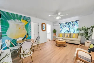 Image de Salt Water Suites - Margarita Suite | Heated Pool & Walk to the Beach!