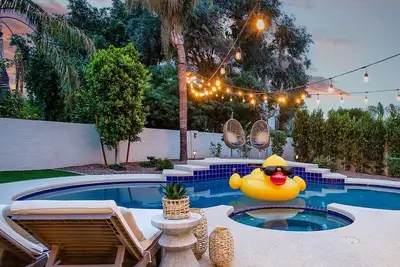Image de 2 Story Designer Luxury in Kierland - Hot Tub, Pool, Lawn Games