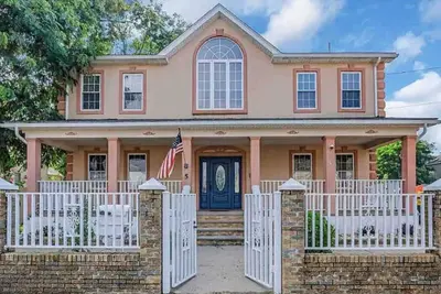 Image de Beautiful Beach Mansion - 1 Block to the Beach