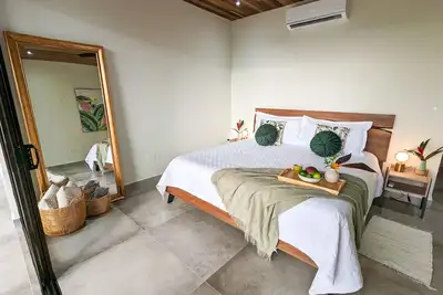 Image de Jungle/ Ocean View Oasis- Ten minutes from the famous Whale's Tail Beach