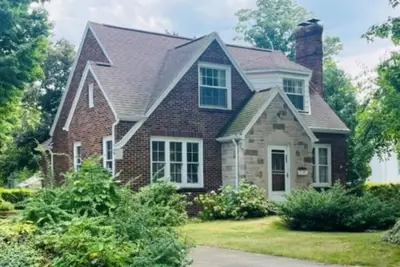 Image de New! Brickstone Cottage-Adorable Bungalow 2 blks downtown/4 min. drive to beach!