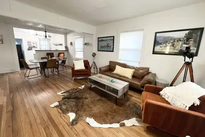 Image de Stylish & Cozy Oasis W/ Open Floor Plan
