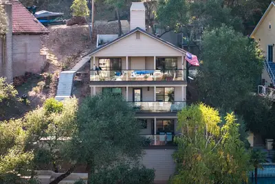Image de Gorgeous lake house property! Newly renovated with breath taking views!