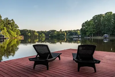 Image de Lakefront Getaway, Private Dock, Porch, and Fishing!