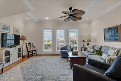 Image de Coastal Escape on Lake Park