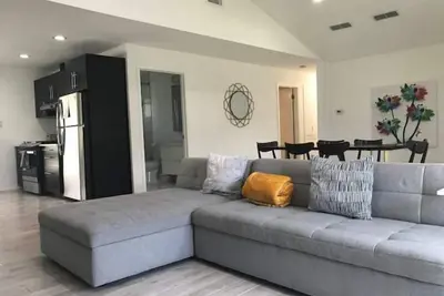 Image de South Congress Barton springs 3/2 whole modern home