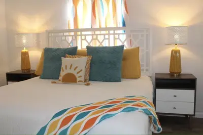 Image de Salt Water Suites - Bright & Cheerful Private Apartment w/ Pool View - Sunny Days Suite