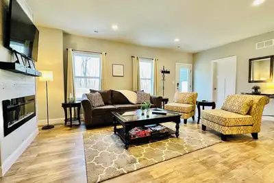 Image de The Hidden Gem - 2br Basement Apartment on 7 Acres