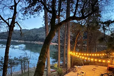 Image de Breathtaking Lakefront Havin, Remodeled, Hot Tub - Shasta Lakeshore Retreat #10