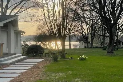 Image de The Lakehouse- pool, hot tub, lakefront