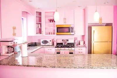 Image de A Pink Wonderland 20 Minutes from Manhattan Nyc