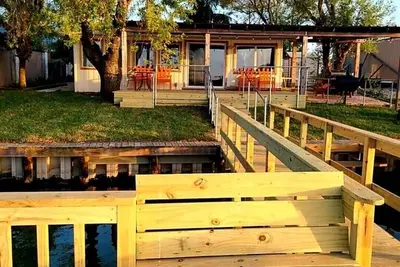 Image de Marina’s Cozy Cottage. Family friendly with cold Ac in summer and warm winters!