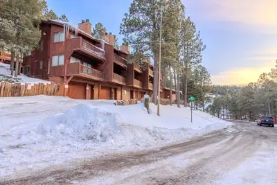 Image de Slope Side Condo ⛷ Stunning Views 🏔 Steps to the Mountain & has a Game Room!
