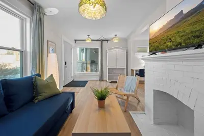 Image de \"Boho Haven\" King Bed | 2bd| Mins to Dt| Full Home