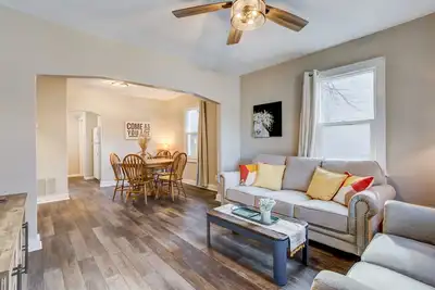 Image de Convientantly Located W/ Large Fenced Backyard!