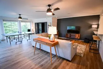 Image de Spacious, Town Square, Theatre Room! 4 bed \/ 2 bath Private Home on town square