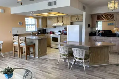 Image de 11 · Parker Manor Water View 2 Br Apt