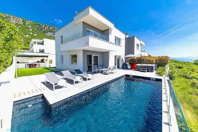 Image de Belle maison à Grizane avec sauna