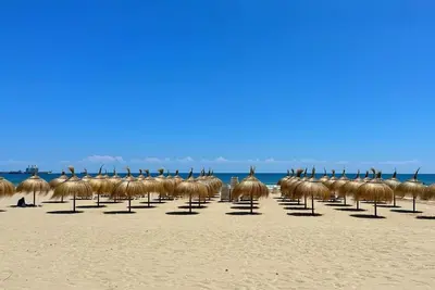 Image de Studio avec Terrasse à 100m de la Plage - 4 Pers, Wi-Fi, Clim, Tv, Cuisine équipée