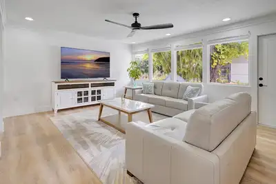Image de Renovated single family house with large backyard close to the beach&downtown!