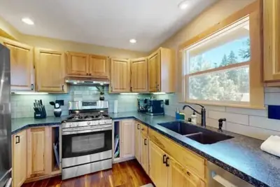 Image de Mountaintop cabin minutes from Heavenly! \n