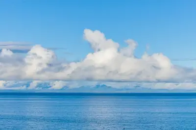 Image de See the Sea! \nA beautiful, fully furnished, one bedroom, semi-oceanfront, suite!